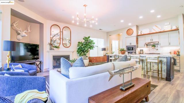 881 Inverness Ln, Brentwood CA: https://media.crmls.org/mediaz/85f93354-6731-4ee4-8dad-bbeee96809e1.jpg
