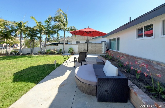 15927 Los Reyes Street, Fountain Valley CA: https://media.crmls.org/mediaz/85fa2072-9995-451a-a4e7-7d4604d8cc67.jpg