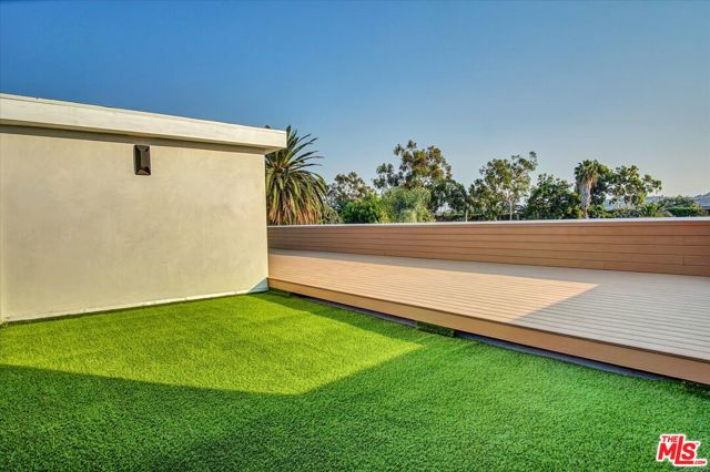 2419 S Cochran Avenue, Los Angeles CA: https://media.crmls.org/mediaz/85fac17a-d736-468d-81d9-54f7845406a1.jpg