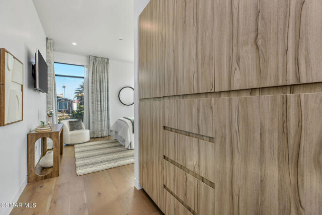 829 Flower Avenue, Venice CA: https://media.crmls.org/mediaz/85fbcdb3-31f0-41c2-891f-a685cf379571.jpg