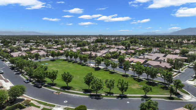 47875 Silverberry Street, La Quinta CA: https://media.crmls.org/mediaz/85fc5cdd-b4b2-49ec-b7b8-08ff8d3e4a81.jpg
