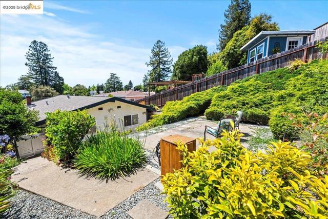 3312 Wisconsin St, Oakland CA: https://media.crmls.org/mediaz/85fee605-e27c-4b54-80e5-8e90da76f92e.jpg