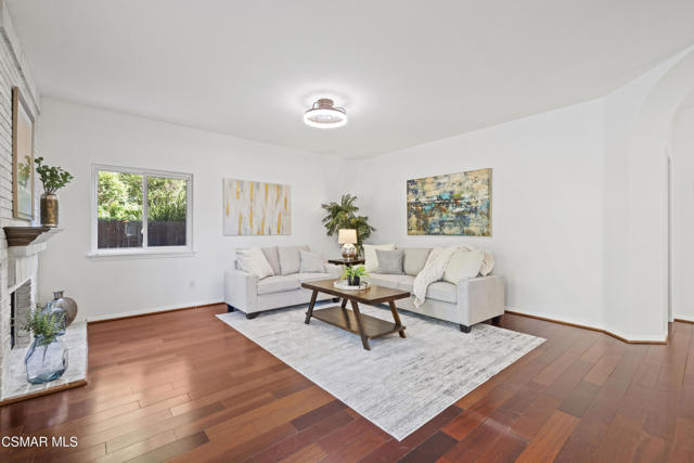 287 Golden Fern Court, Simi Valley CA: https://media.crmls.org/mediaz/85ff764c-0e72-43ab-87c6-3866e52318d4.jpg