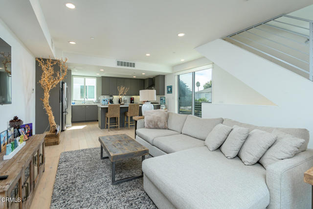 Detail Gallery Image 13 of 48 For 11594 Riverside Dr, North Hollywood,  CA 91602 - 3 Beds | 3/1 Baths