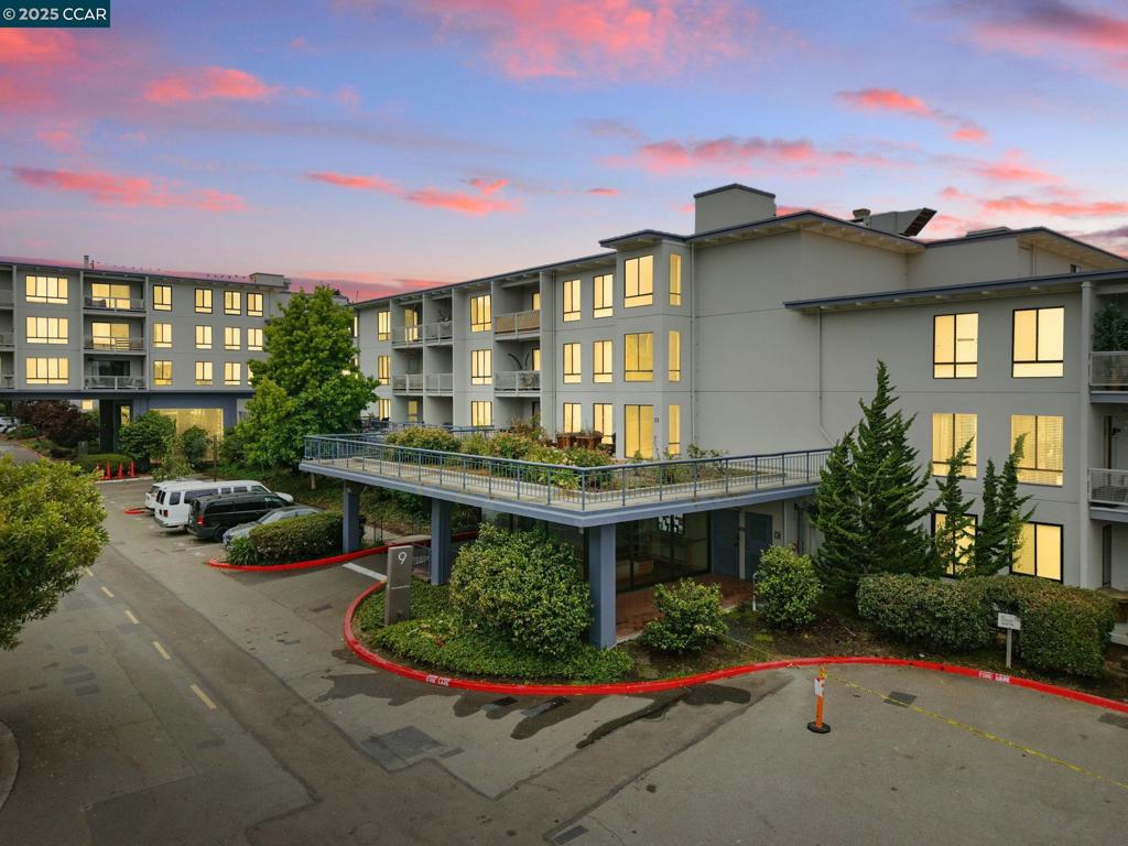 9 Commodore Dr #A208
