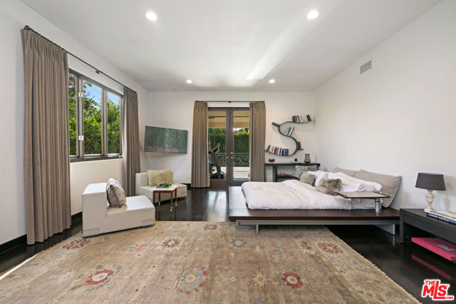 623 N ALTA Drive, Beverly Hills CA: https://media.crmls.org/mediaz/85ffeb02-2b44-4912-a7ce-3b0b0daa7027.jpg