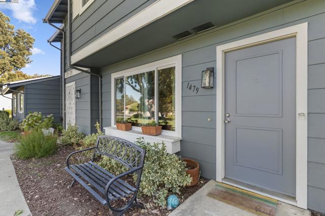 1479 Spring Valley Cmn, Livermore CA: https://media.crmls.org/mediaz/8600593d-3d38-4855-8252-1cd9f901c257.jpg