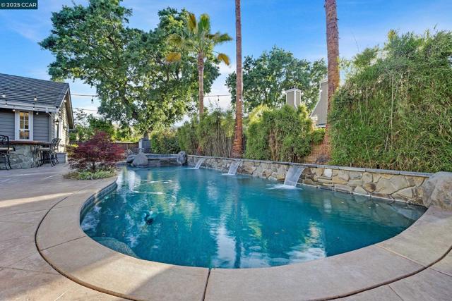 10 Woodside Dr, Danville CA: https://media.crmls.org/mediaz/860080d9-da58-4476-a29a-7a0b5431e627.jpg