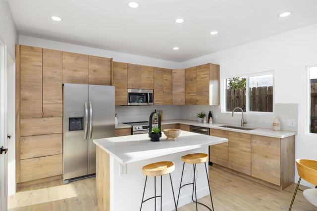 4626 4628 Derrick dr, San Diego CA: https://media.crmls.org/mediaz/860084cd-90e1-445b-855e-9d77c477c55b.jpg
