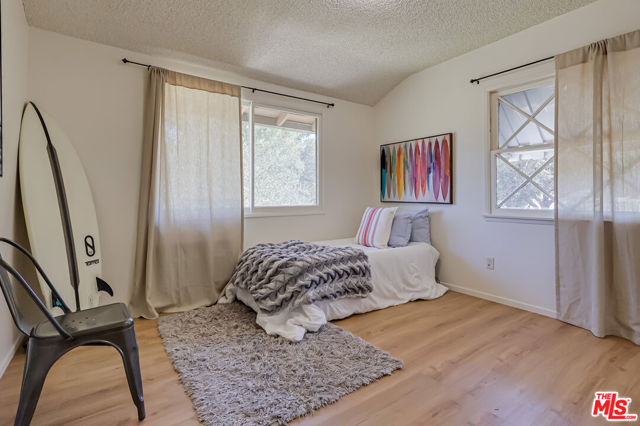 7951 Glenties Lane, Sunland CA: https://media.crmls.org/mediaz/8600a25d-ebf6-4a61-bd15-bf350ded918a.jpg