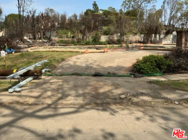 16327 Akron Street, Pacific Palisades CA: https://media.crmls.org/mediaz/86028d0c-8227-4ef8-9123-e32fe87f5a9e.jpg