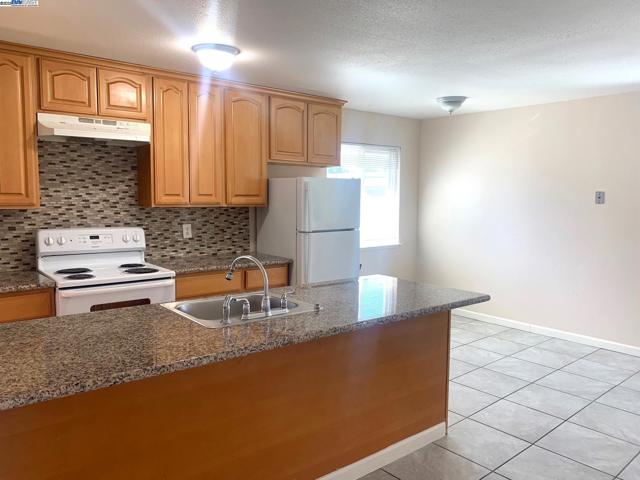 20240 Wisteria St, Castro Valley CA: https://media.crmls.org/mediaz/86030430-21f4-4953-a55b-e0fbd0c1a013.jpg