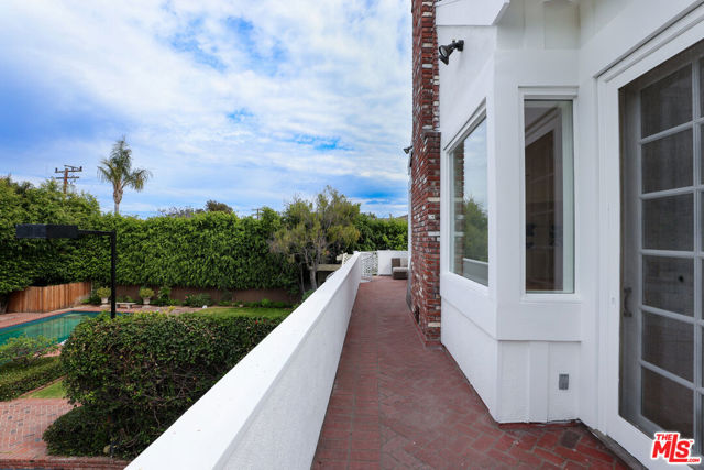 628 N Elm Drive, Beverly Hills CA: https://media.crmls.org/mediaz/8603ad98-9e57-471c-b8b0-c06cdc6bad1e.jpg
