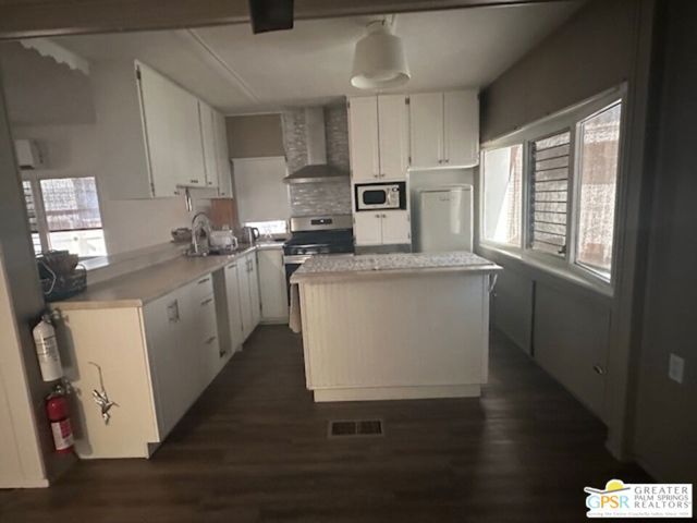 2 McKinley St., Cathedral City CA: https://media.crmls.org/mediaz/8603c50a-05b3-485d-a336-10adc1623bc0.jpg