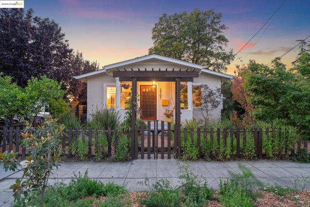 3701 Midvale Ave, Oakland CA: https://media.crmls.org/mediaz/86046d55-ef33-4838-9f85-8a24697bf337.jpg