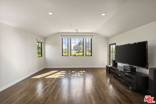 516 Lincoln Boulevard, Santa Monica CA: https://media.crmls.org/mediaz/8604fcea-d87c-40a5-8a12-c947388e034d.jpg