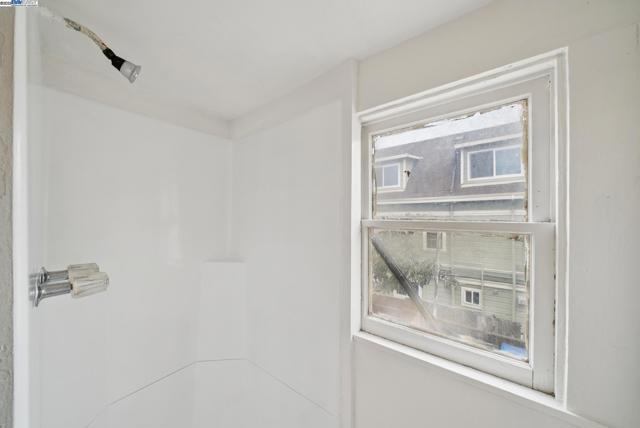 1805 Eagle Ave, Alameda CA: https://media.crmls.org/mediaz/86053ec5-c733-4fa4-bc28-1577d0e3fed4.jpg