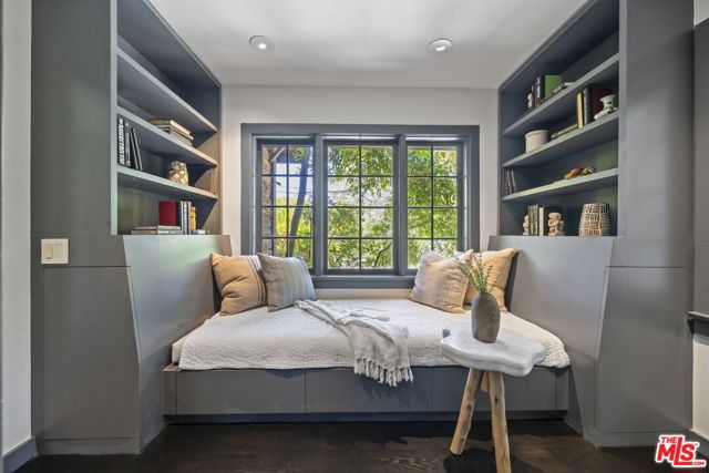 3 Latimer Road, Santa Monica CA: https://media.crmls.org/mediaz/860567f2-30d6-4be0-a229-88146ceff38a.jpg