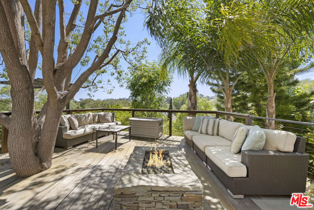 2325 Duxbury Circle, Los Angeles CA: https://media.crmls.org/mediaz/8605d706-cc68-4de6-ac57-8d617bdc7ba8.jpg