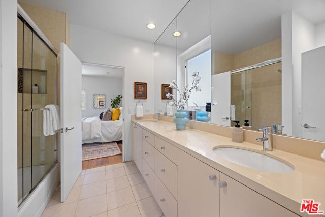 4255 Saint Clair Avenue, Studio City CA: https://media.crmls.org/mediaz/86068911-f64a-4fff-9c1d-21e4aeb2b358.jpg