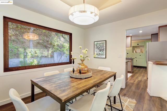 3 Mountain View Pl, Lafayette CA: https://media.crmls.org/mediaz/8606d28e-6ca0-4ffb-b919-fd40d4425d72.jpg