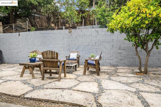 2162 35th Avenue, Oakland CA: https://media.crmls.org/mediaz/8607054e-cac7-42a1-bc93-f21505bbba39.jpg