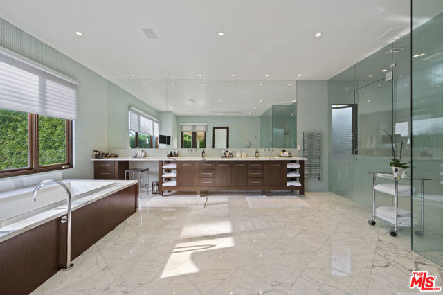 623 N ALTA Drive, Beverly Hills CA: https://media.crmls.org/mediaz/8607f32e-5fa8-4a7b-8870-c80c65080d96.jpg