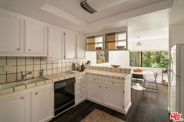 11752 Bellagio Road, Los Angeles CA: https://media.crmls.org/mediaz/8608d57e-fc84-4a95-a204-a23b62061a35.jpg