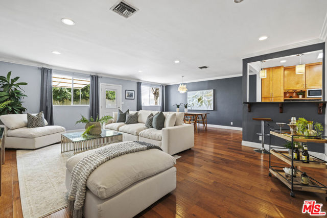 8136 Genesta Avenue, Lake Balboa CA: https://media.crmls.org/mediaz/8608d9cd-0127-4cce-82ce-1772195fca77.jpg