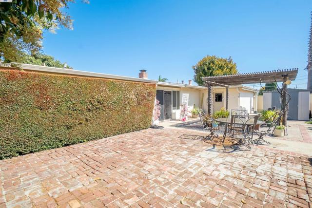 24757 Pear St, Hayward CA: https://media.crmls.org/mediaz/8609d41f-f49d-4bbd-8a2d-8b15e039866e.jpg