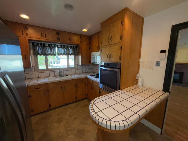 913 Camden Way, Salinas CA: https://media.crmls.org/mediaz/860a0604-9e82-4afb-adc7-0b13029beb48.jpg