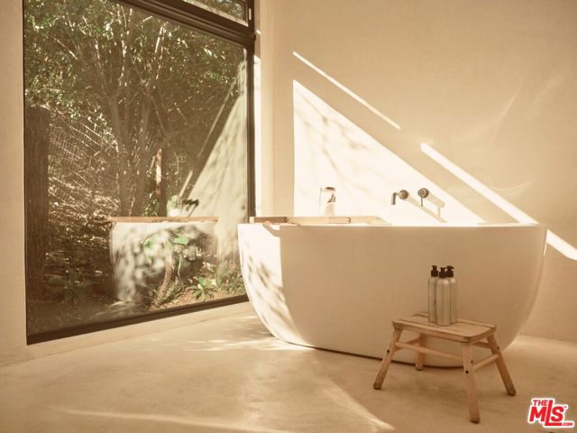 21960 Cereza Way, Topanga CA: https://media.crmls.org/mediaz/860a36f3-54bc-4ffd-a021-cc5a2750e9e2.jpg