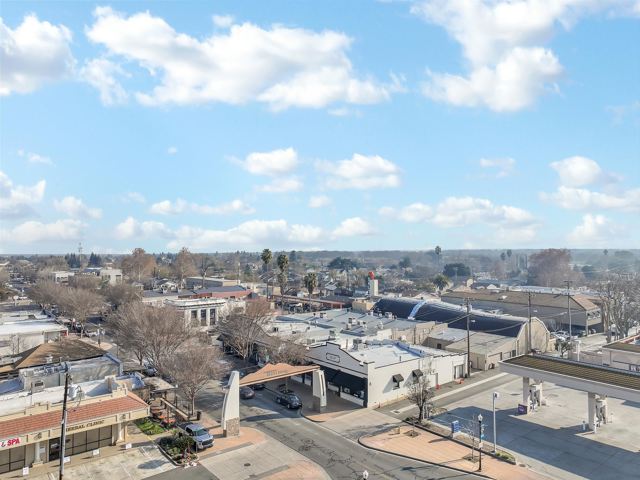 561 1St St, Brentwood CA: https://media.crmls.org/mediaz/860a7e76-5874-4215-ad5c-e20c58d7da65.jpg