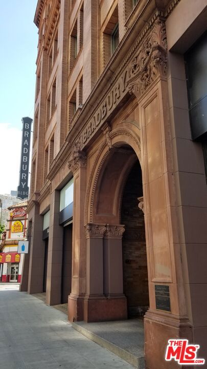 460 S Spring Street, Los Angeles CA: https://media.crmls.org/mediaz/860b3ba7-6dd2-475c-9dfe-3c539ef009aa.jpg