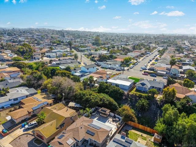5238 Cervantes Ave, San Diego CA: https://media.crmls.org/mediaz/860b7a8a-2eae-4a88-9c6e-3b8e9ebf4880.jpg