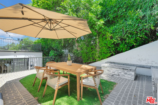 3236 Primera Avenue, Los Angeles CA: https://media.crmls.org/mediaz/860b84ca-596e-44e4-8f7f-1e2fe1a2b37d.jpg