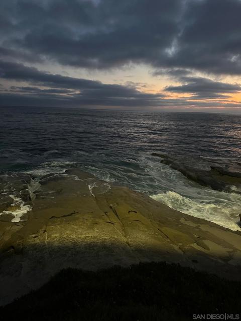 220 Coast Blvd, La Jolla CA: https://media.crmls.org/mediaz/860ba2bb-d595-4b99-9c3e-564c1aca959d.jpg