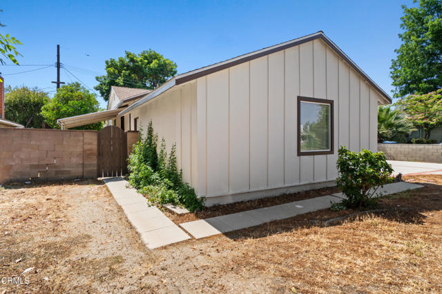6449 Quakertown Avenue, Woodland Hills CA: https://media.crmls.org/mediaz/860be853-b7ee-4004-84af-4c6829b79c26.jpg
