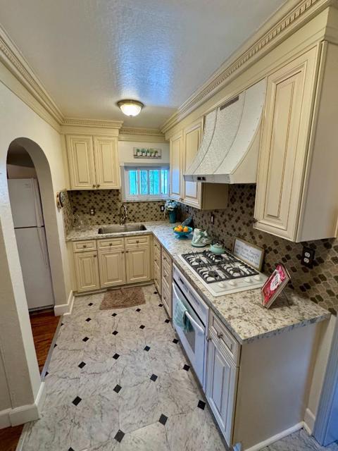 2727 Blenheim Avenue, Redwood City CA: https://media.crmls.org/mediaz/860c969a-e207-4c33-b59e-909671aebc8e.jpg