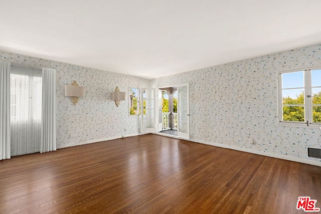 313 S Peck Drive, Beverly Hills CA: https://media.crmls.org/mediaz/860ccd07-bb03-4eb4-80ce-3cd3f0242b6d.jpg