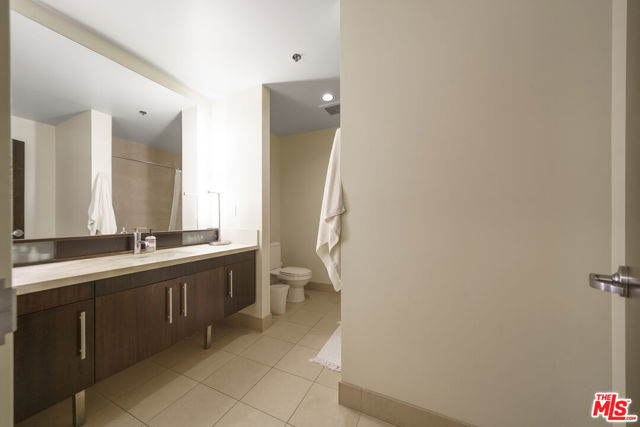 1100 S Hope Street, Los Angeles CA: https://media.crmls.org/mediaz/860d8830-95bf-4509-98dc-79057d712436.jpg