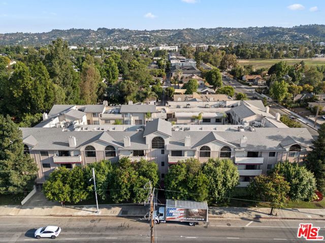 14050 Magnolia Boulevard, Sherman Oaks CA: https://media.crmls.org/mediaz/860dc33b-ed85-454d-912a-f77d33d0abdd.jpg