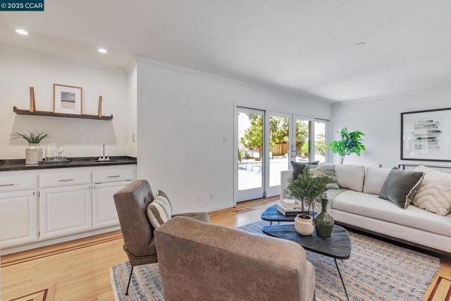 3180 Arbolado Dr, Walnut Creek CA: https://media.crmls.org/mediaz/860e3c10-a2c4-4dd8-911f-aec25bd5b53d.jpg