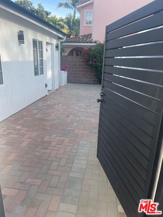 4522 Mammoth Avenue, Sherman Oaks CA: https://media.crmls.org/mediaz/860fbe8d-1ab6-4428-94bd-695aeb555319.jpg