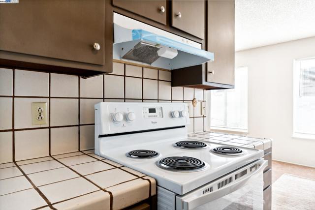 424 Staten Ave, Oakland CA: https://media.crmls.org/mediaz/861052e8-5352-410a-addd-6171236b81b0.jpg