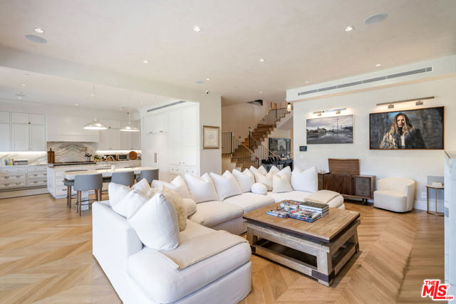 11753 Wetherby Lane, Los Angeles CA: https://media.crmls.org/mediaz/8610be4e-16bf-423e-870b-30a10f1ff9a9.jpg