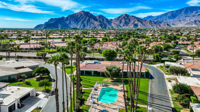 49845 Lago Drive, La Quinta CA: https://media.crmls.org/mediaz/8611892c-ba5a-4493-9478-bb546f303db0.jpg