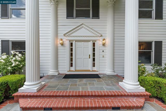32 Kensington Ct, Alamo CA: https://media.crmls.org/mediaz/8611947d-5edb-425b-a0d8-c1eb5b3b58c2.jpg