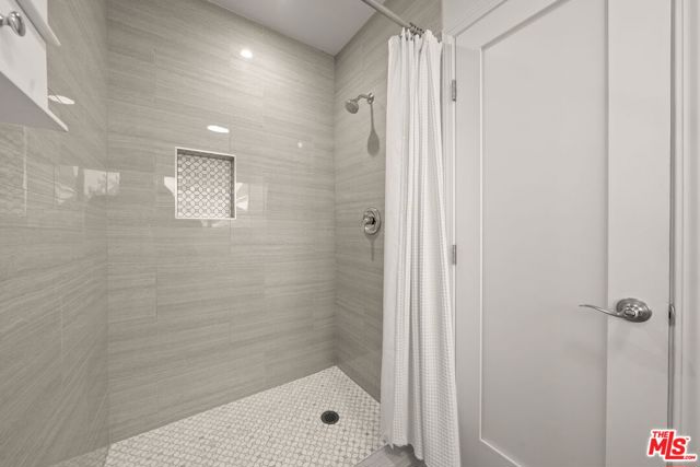 519 W Elm Avenue, Inglewood CA: https://media.crmls.org/mediaz/8611dabd-72f9-4872-b5be-5652fdf03e3e.jpg