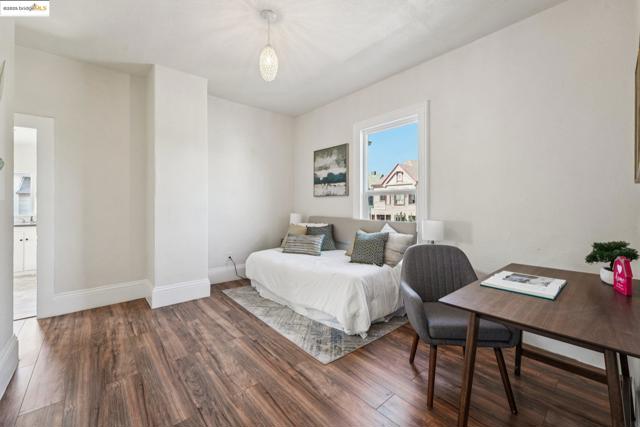 1549 5Th Ave, Oakland CA: https://media.crmls.org/mediaz/86120d3a-d83f-41b6-9348-2aa878b7dc4a.jpg